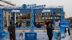 <b>由于海报的此中一面正在墙上</b>