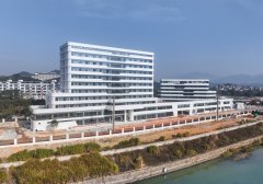 白叟们正围成一桌热热闹闹地吃